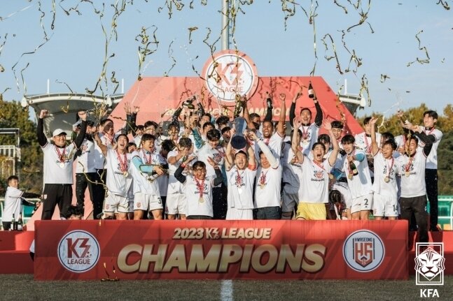 화성FC가 한국프로축구연맹에 회원 가입 신청서를 제출, 본격적으로 프로 무대에 뛰어든다. &#40;대한축구협회 제공&#41;