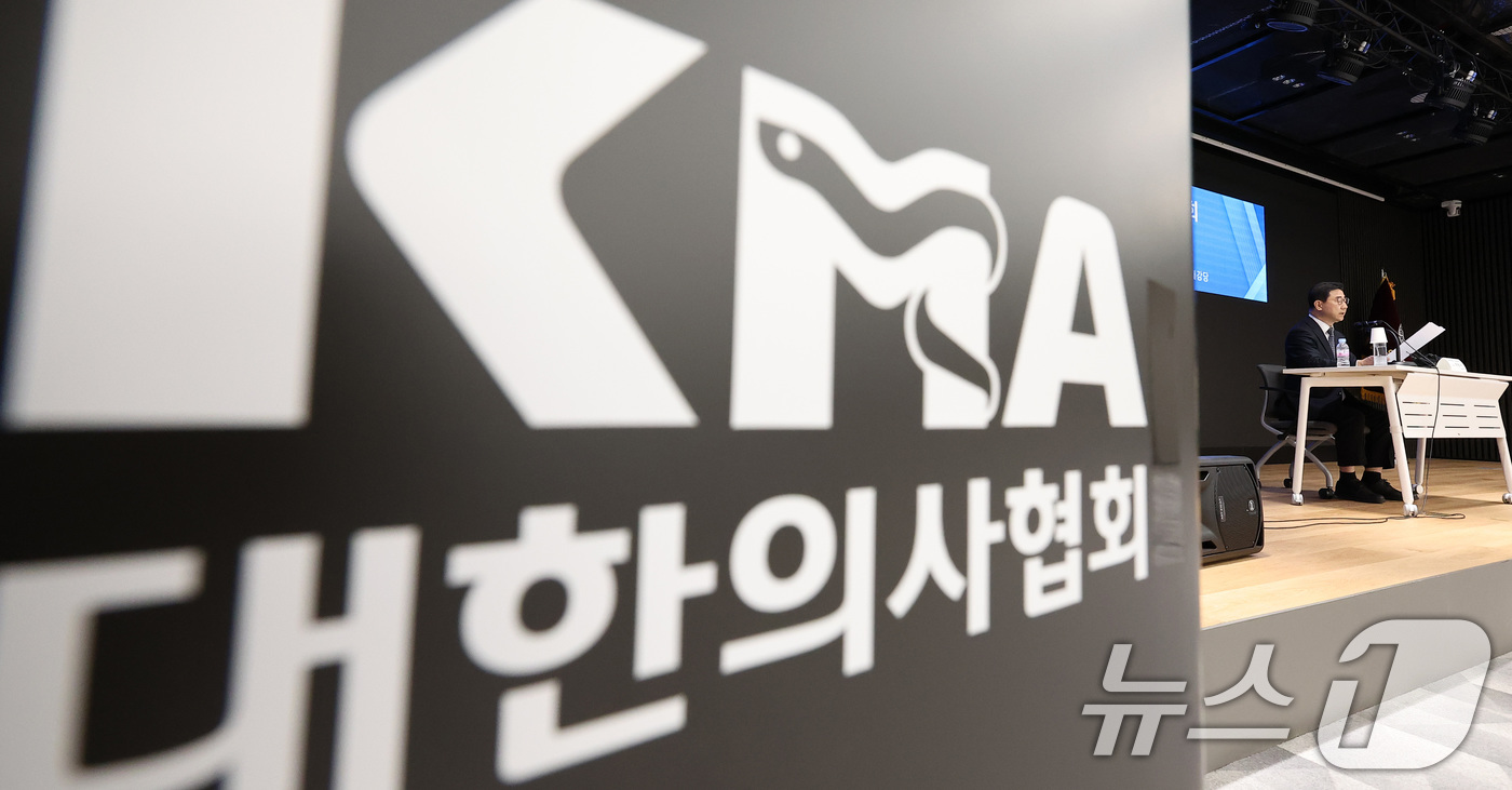(서울=뉴스1) 김성진 기자 = 박형욱 대한의사협회 비상대책위원장이 22일 서울 용산구 의협회관 대강당에서 비상대책위원회 제1차 회의 관련 브리핑을 하고 있다.전날 열린 비대위 1 …