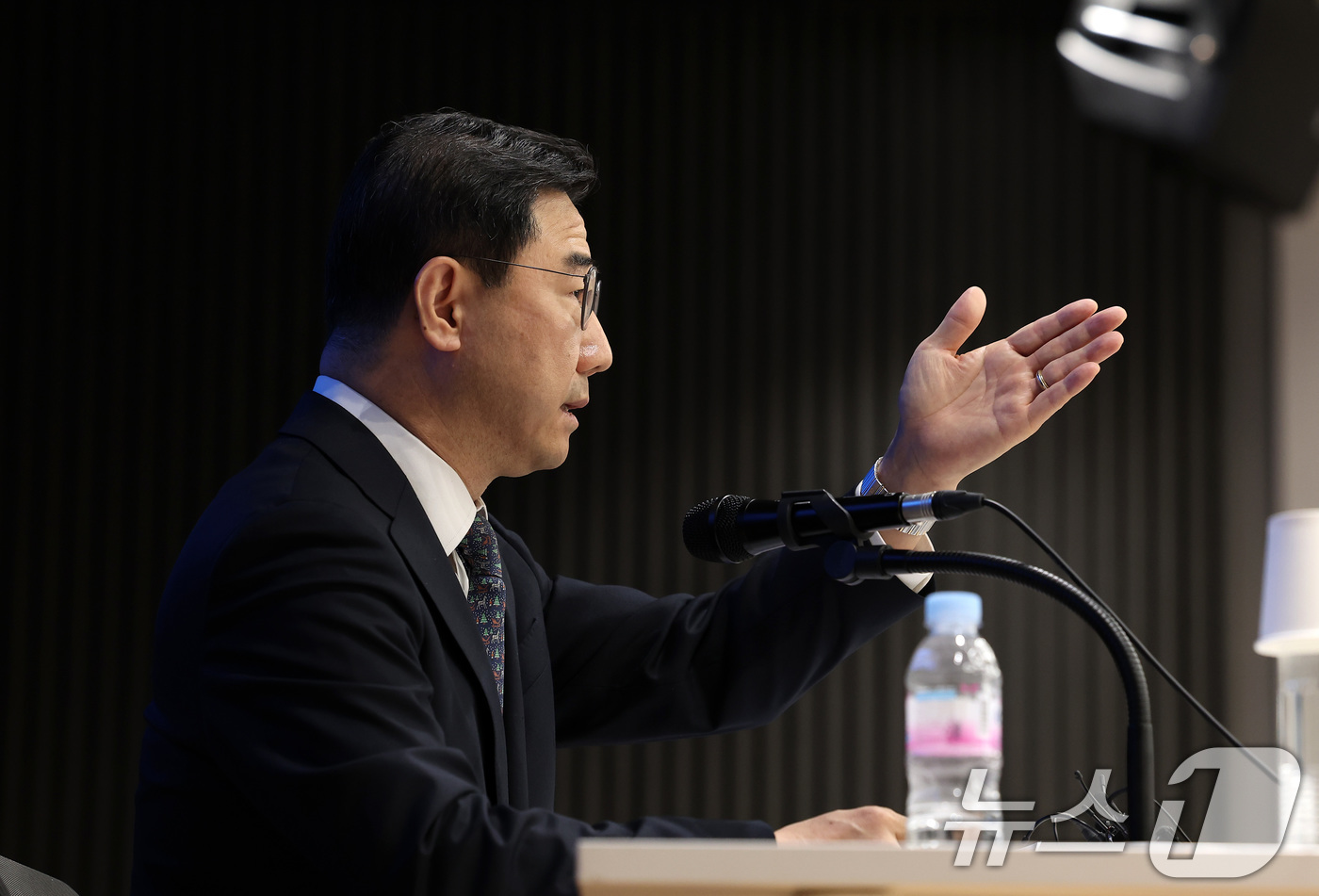 (서울=뉴스1) 김성진 기자 = 박형욱 대한의사협회 비상대책위원장이 22일 서울 용산구 의협회관 대강당에서 비상대책위원회 제1차 회의 관련 브리핑을 하고 있다.전날 열린 비대위 1 …