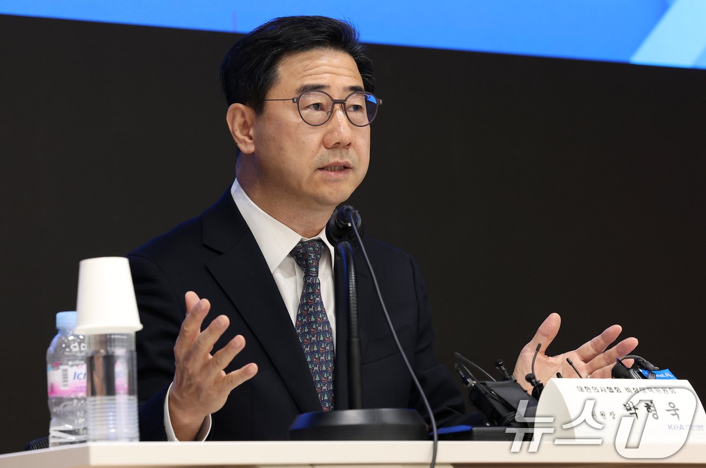 본문 이미지 - 박형욱 대한의사협회 비상대책위원장이 22일 서울 용산구 의협회관 대강당에서 비상대책위원회 제1차 회의 관련 브리핑을 하고 있다. 전날 열린 비대위 1차 회의에서는 비대위원들의 상견례와 함께 비대위 운영 방향 등에 대한 논의가 이뤄졌다. 2024.11.22/뉴스1 ⓒ News1 김성진 기자