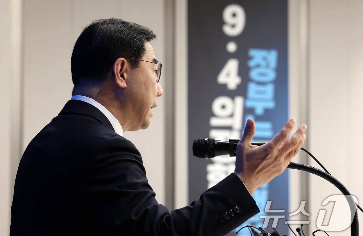 (서울=뉴스1) 김성진 기자 = 박형욱 대한의사협회 비상대책위원장이 22일 서울 용산구 의협회관 대강당에서 비상대책위원회 제1차 회의 관련 브리핑을 하고 있다.전날 열린 비대위 1 …