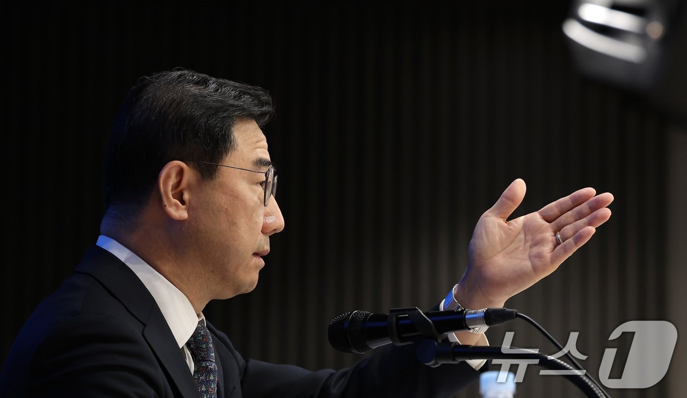 본문 이미지 - 박형욱 대한의사협회 비상대책위원장이 22일 서울 용산구 의협회관 대강당에서 비상대책위원회 제1차 회의 관련 브리핑을 하고 있다. 전날 열린 비대위 1차 회의에서는 비대위원들의 상견례와 함께 비대위 운영 방향 등에 대한 논의가 이뤄졌다. 2024.11.22/뉴스1 ⓒ News1 김성진 기자