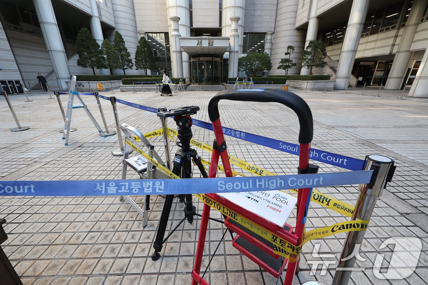 본문 이미지 - 이재명 더불어민주당 대표의 위증교사 사건 1심 선고를 사흘 앞둔 22일 서울 서초구 서울중앙지방법원 서관 앞에 포토라인이 설치되어 있다. 2024.11.22/뉴스1 ⓒ News1 김진환 기자