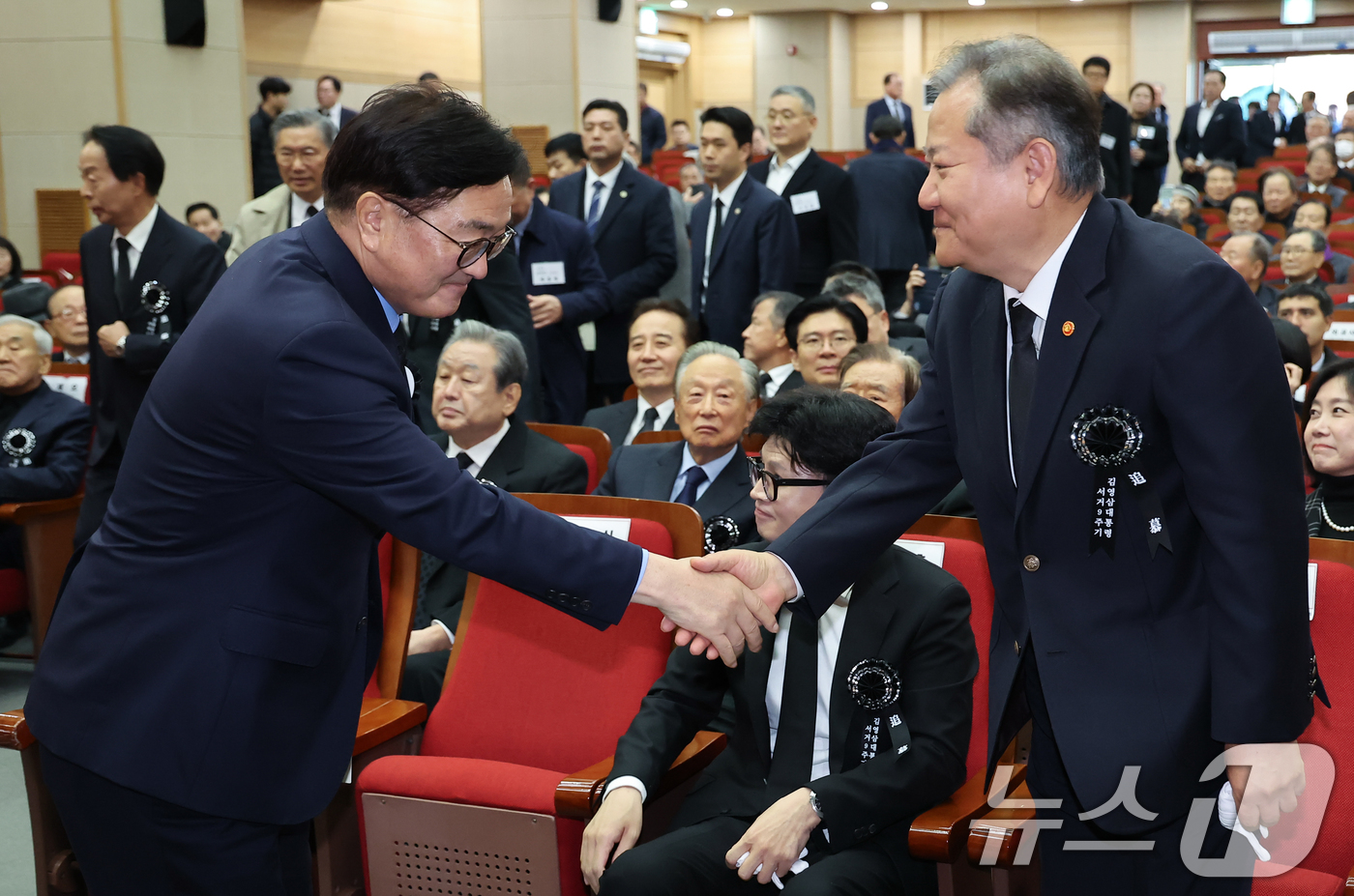 (서울=뉴스1) 김도우 기자 = 우원식 국회의장과 이상민 행정안전부 장관이 22일 서울 동작구 국립서울현충원에서 열린 고(故) 김영삼 전 대통령 9주기 추모식에 참석해 인사를 나누 …