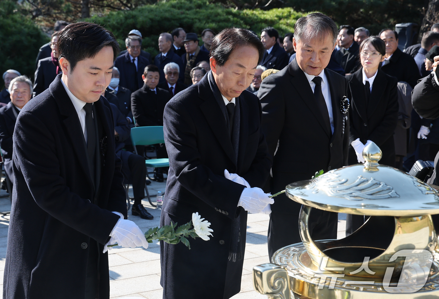 (서울=뉴스1) 김도우 기자 = 김현철 김영삼대통령기념재단 이사장이 22일 서울 동작구 국립서울현충원에서 열린 고(故) 김영삼 전 대통령 9주기 추모식에 참석해 헌화를 하고 있다. …