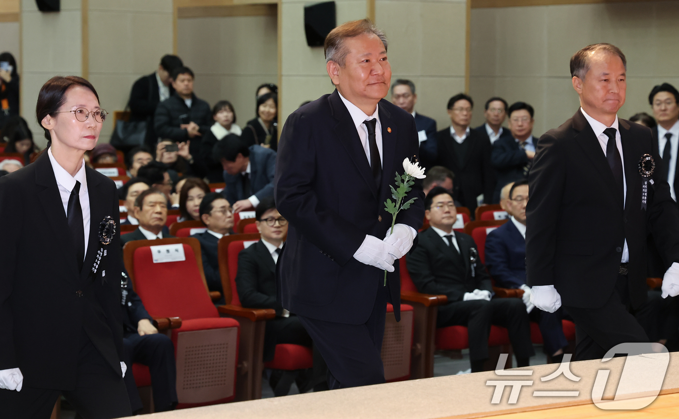 (서울=뉴스1) 김도우 기자 = 이상민 행정안전부 장관이 22일 서울 동작구 국립서울현충원에서 열린 고(故) 김영삼 전 대통령 9주기 추모식에 참석해 헌화를 위해 단상에 오르고 있 …