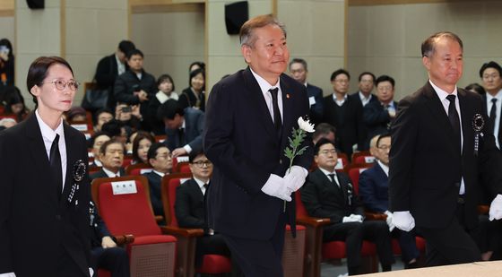 헌화위해 이동하는 이상민 장관