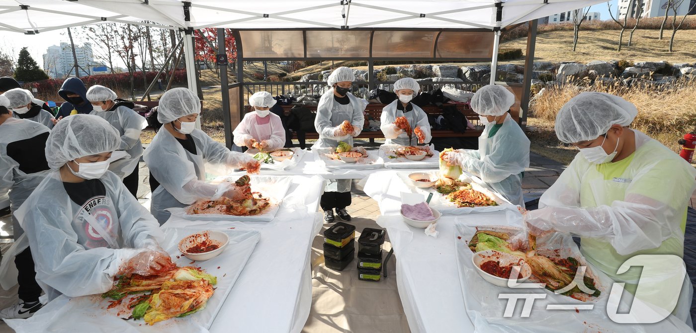 본문 이미지 - 김치의 날인 22일 경기 수원시 권선구 국립농업박물관에서 열린 ‘배추는 사랑을 싣고!’ 김장 체험 프로그램에서 구운초등학교 학생들이 직접 심고 수확한 무와 배추로 김장 체험을 하고 있다. 이날 학생들이 담근 김장 김치 100통과 깍두기 50통은 권선구청을 통해 지역사회에 기부할 예정이다. 2024.11.22/뉴스1 ⓒ News1 김영운 기자