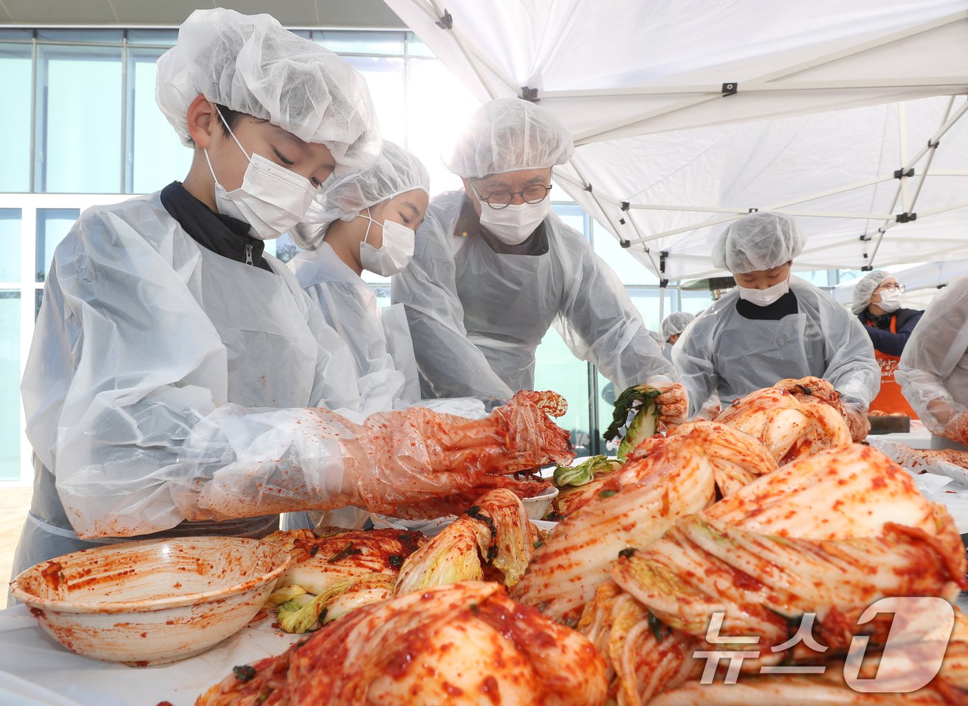 김치의 날인 22일 경기 수원시 권선구 국립농업박물관에서 열린 ‘배추는 사랑을 싣고!’ 김장 체험 프로그램에서 구운초등학교 학생들이 직접 심고 수확한 무와 배추로 김장 체험을 하고 있다. 이날 학생들이 담근 김장 김치 100통과 깍두기 50통은 권선구청을 통해 지역사회에 기부할 예정이다. 2024.11.22/뉴스1 ⓒ News1 김영운 기자