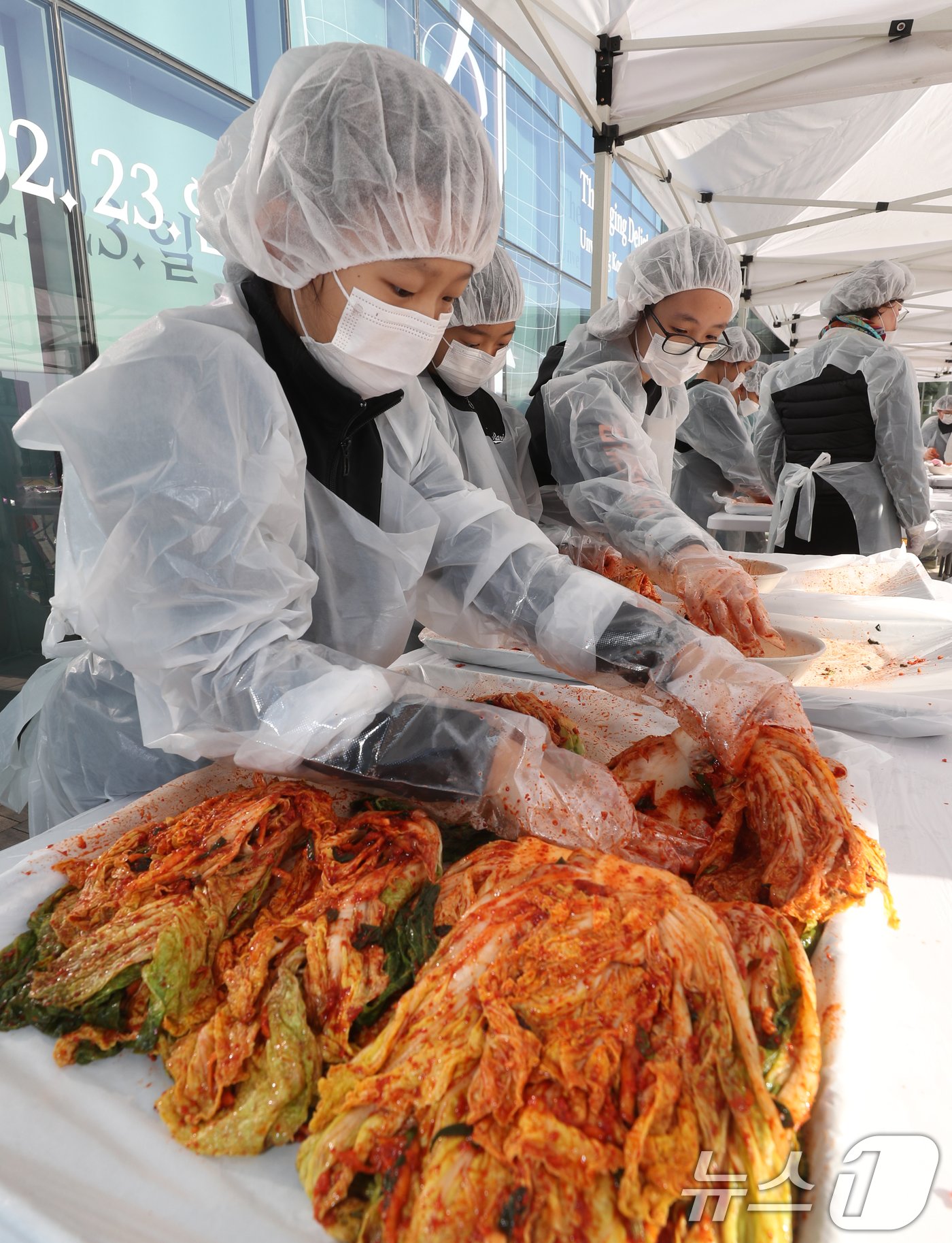 본문 이미지 - 김치의 날인 22일 경기 수원시 권선구 국립농업박물관에서 열린 ‘배추는 사랑을 싣고!’ 김장 체험 프로그램에서 구운초등학교 학생들이 직접 심고 수확한 무와 배추로 김장 체험을 하고 있다. 이날 학생들이 담근 김장 김치 100통과 깍두기 50통은 권선구청을 통해 지역사회에 기부할 예정이다. 2024.11.22/뉴스1 ⓒ News1 김영운 기자