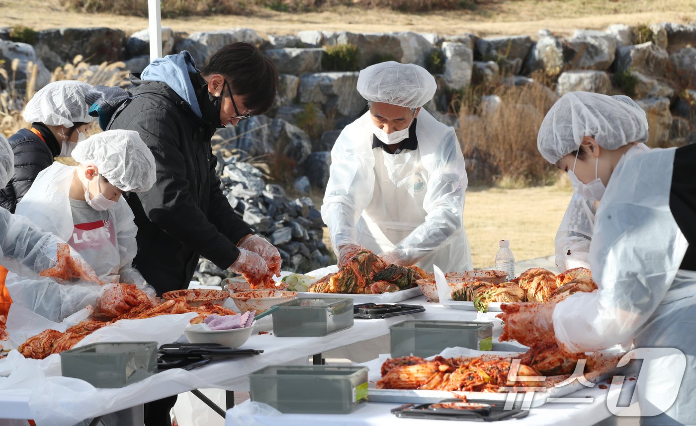 김치의 날인 22일 경기 수원시 권선구 국립농업박물관에서 열린 ‘배추는 사랑을 싣고!’ 김장 체험 프로그램에서 구운초등학교 학생들이 직접 심고 수확한 무와 배추로 김장 체험을 하고 있다. 이날 학생들이 담근 김장 김치 100통과 깍두기 50통은 권선구청을 통해 지역사회에 기부할 예정이다. 2024.11.22/뉴스1 ⓒ News1 김영운 기자