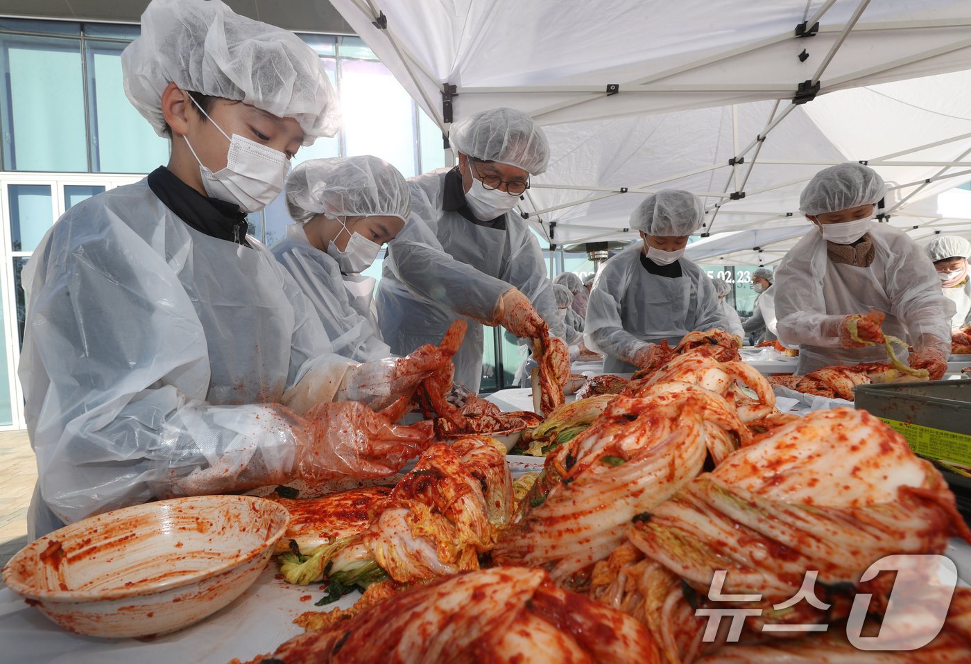 본문 이미지 - 김치의 날인 22일 경기 수원시 권선구 국립농업박물관에서 열린 ‘배추는 사랑을 싣고!’ 김장 체험 프로그램에서 구운초등학교 학생들이 직접 심고 수확한 무와 배추로 김장 체험을 하고 있다. 이날 학생들이 담근 김장 김치 100통과 깍두기 50통은 권선구청을 통해 지역사회에 기부할 예정이다. 2024.11.22/뉴스1 ⓒ News1 김영운 기자