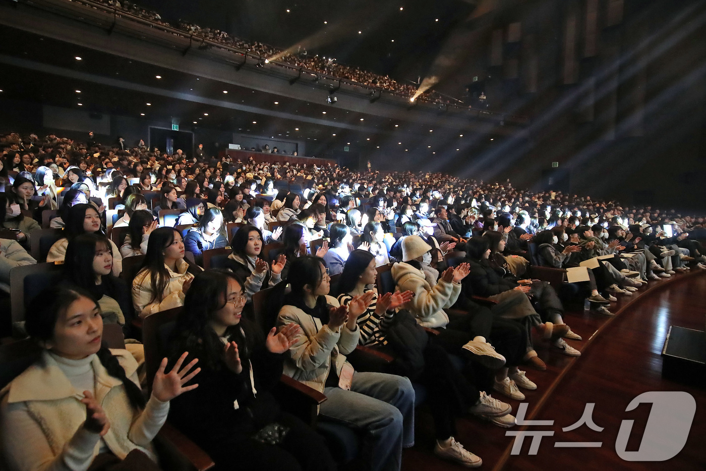 (대구=뉴스1) 공정식 기자 = 22일 오전 대구 동구 아양아트센터에서 열린 '수험생 힐링 콘서트'를 찾은 동구 관내 5개 학교 고3 수험생 1000여 명이 축하공연을 관람하며 즐 …