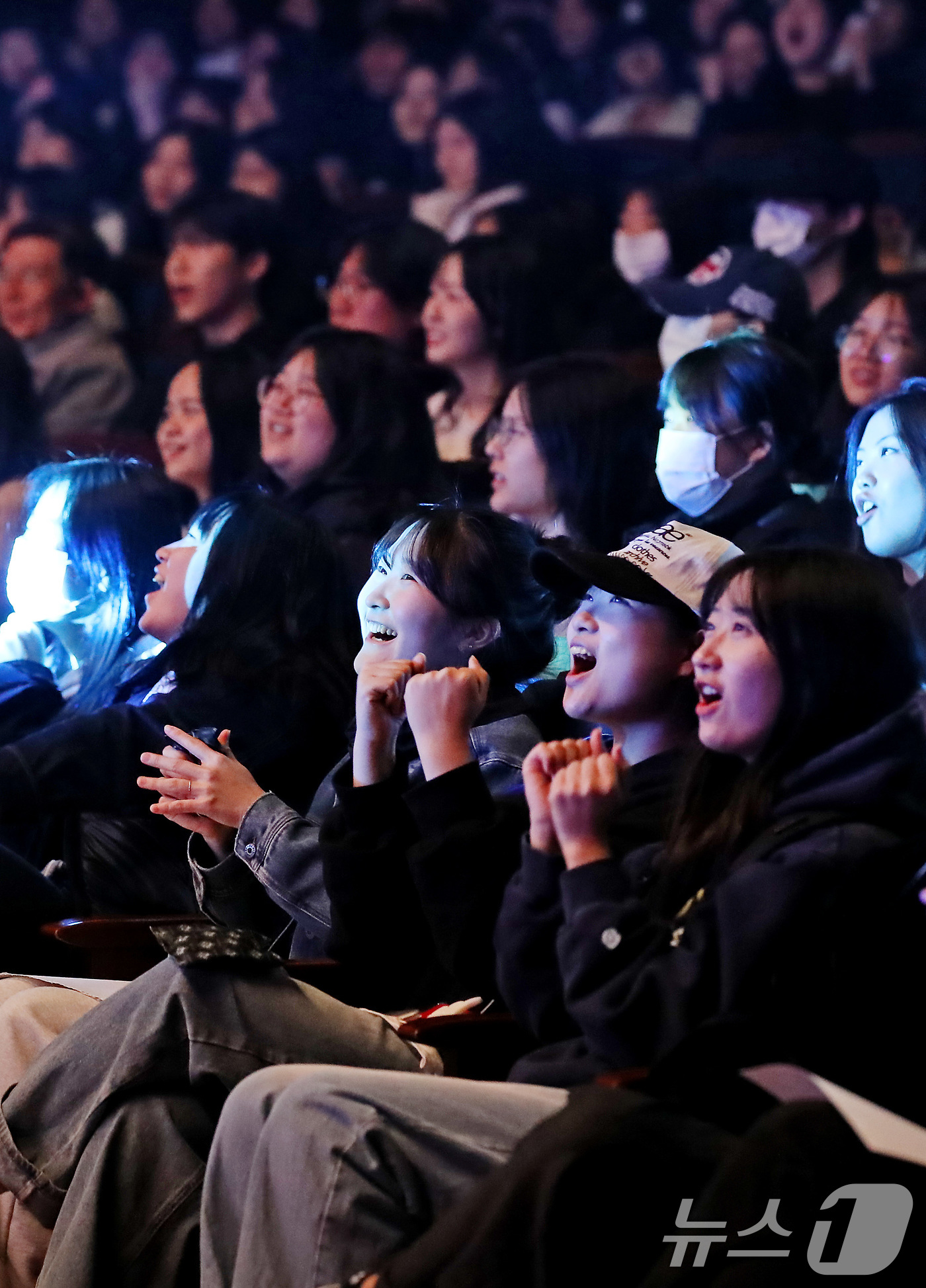 (대구=뉴스1) 공정식 기자 = 22일 오전 대구 동구 아양아트센터에서 열린 '수험생 힐링 콘서트'를 찾은 동구 관내 5개 학교 고3 수험생 1000여 명이 축하공연을 관람하며 즐 …