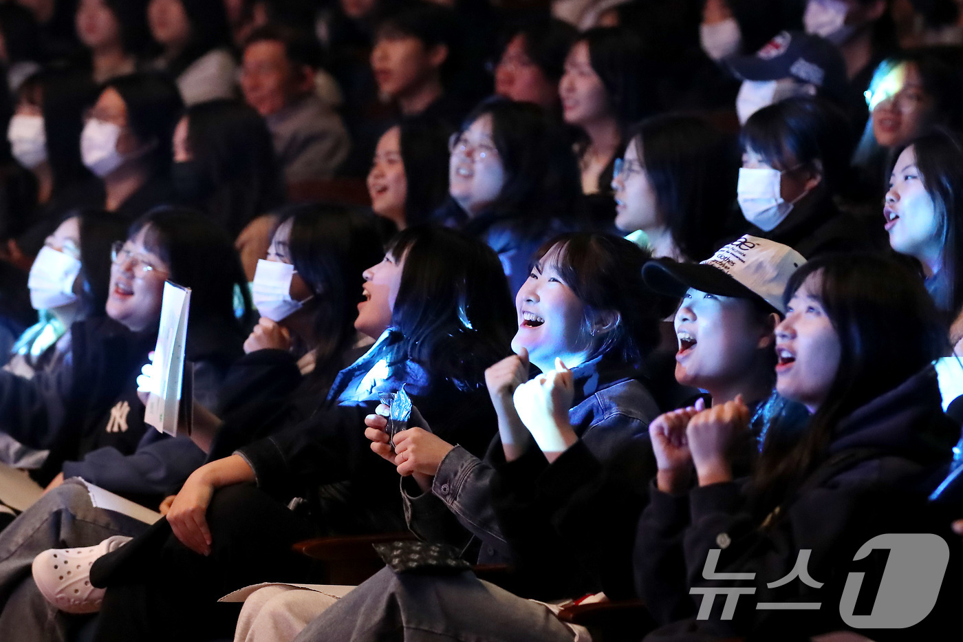 (대구=뉴스1) 공정식 기자 = 22일 오전 대구 동구 아양아트센터에서 열린 '수험생 힐링 콘서트'를 찾은 동구 관내 5개 학교 고3 수험생 1000여 명이 축하공연을 관람하며 즐 …