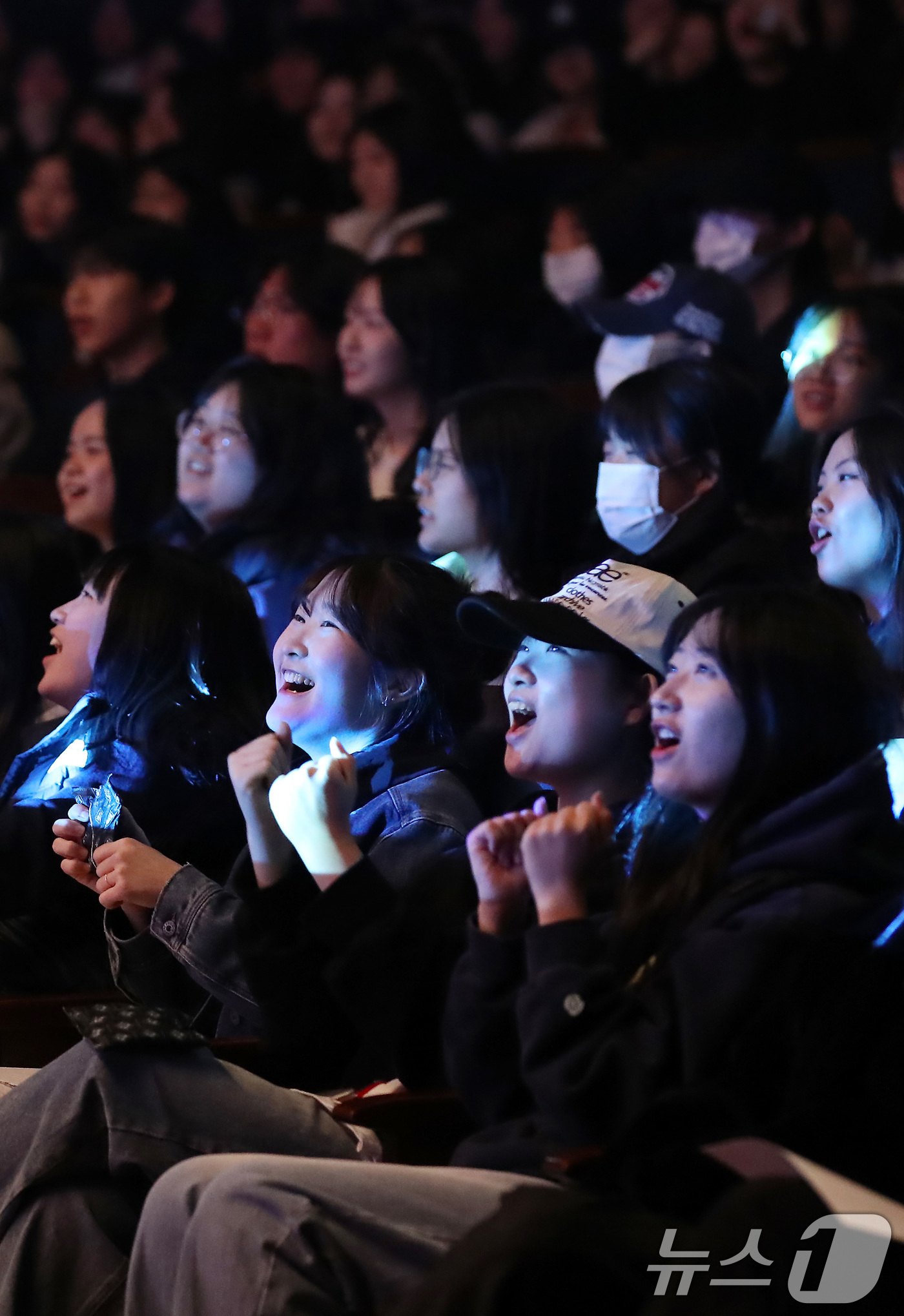 (대구=뉴스1) 공정식 기자 = 22일 오전 대구 동구 아양아트센터에서 열린 '수험생 힐링 콘서트'를 찾은 동구 관내 5개 학교 고3 수험생 1000여 명이 축하공연을 관람하며 즐 …