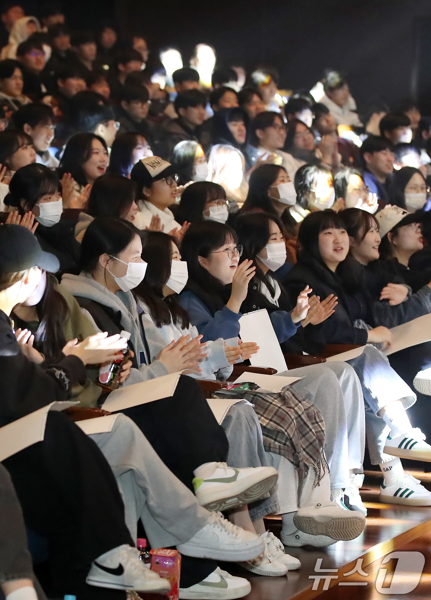 (대구=뉴스1) 공정식 기자 = 22일 오전 대구 동구 아양아트센터에서 열린 '수험생 힐링 콘서트'를 찾은 동구 관내 5개 학교 고3 수험생 1000여 명이 축하공연을 관람하며 즐 …