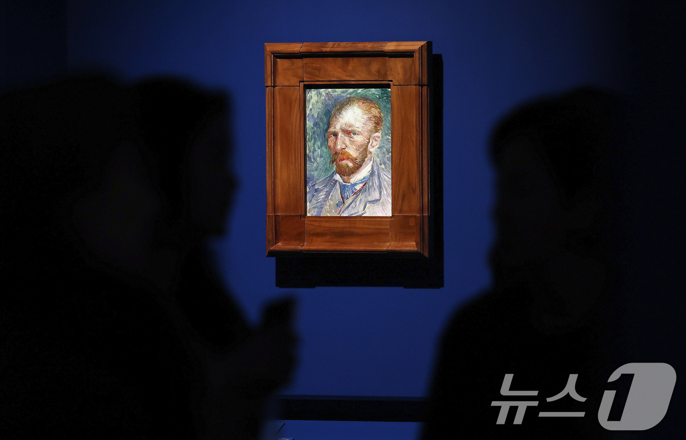 (서울=뉴스1) 구윤성 기자 = 22일 서울 서초구 예술의전당 한가람미술관에서 열린 '불멸의 화가 반 고흐'전 미디어 공개 행사에서 관람객들이 고흐의 초상화를 살펴보고 있다.이번 …