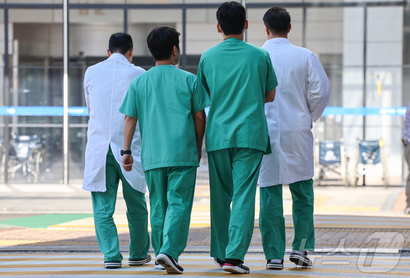 본문 이미지 - 22일 서울 시내 한 병원에서 의료진이 이동하고 있다. 2024.11.22/뉴스1 ⓒ News1 김도우 기자