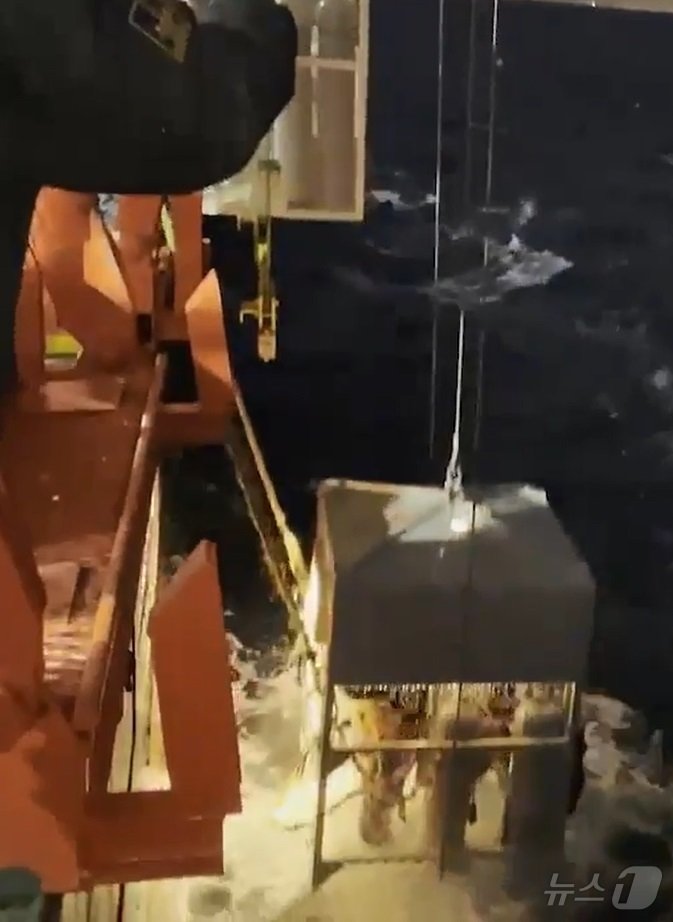 본문 이미지 -  21일 135금성호 실종자 수중수색에 나선 민간 구난업체 심해잠수사들이 수중이송장비(LARS) 타고 수심 80m까지 내려가 시야와 조류 등 수색 여건을 파악한 후 출수하고 있다.(제주해경 제공)/뉴스1