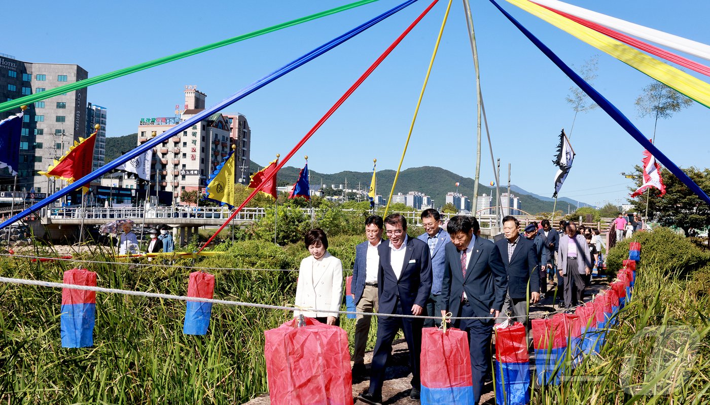 본문 이미지 - 한내돌다리밟기 모습/뉴스1