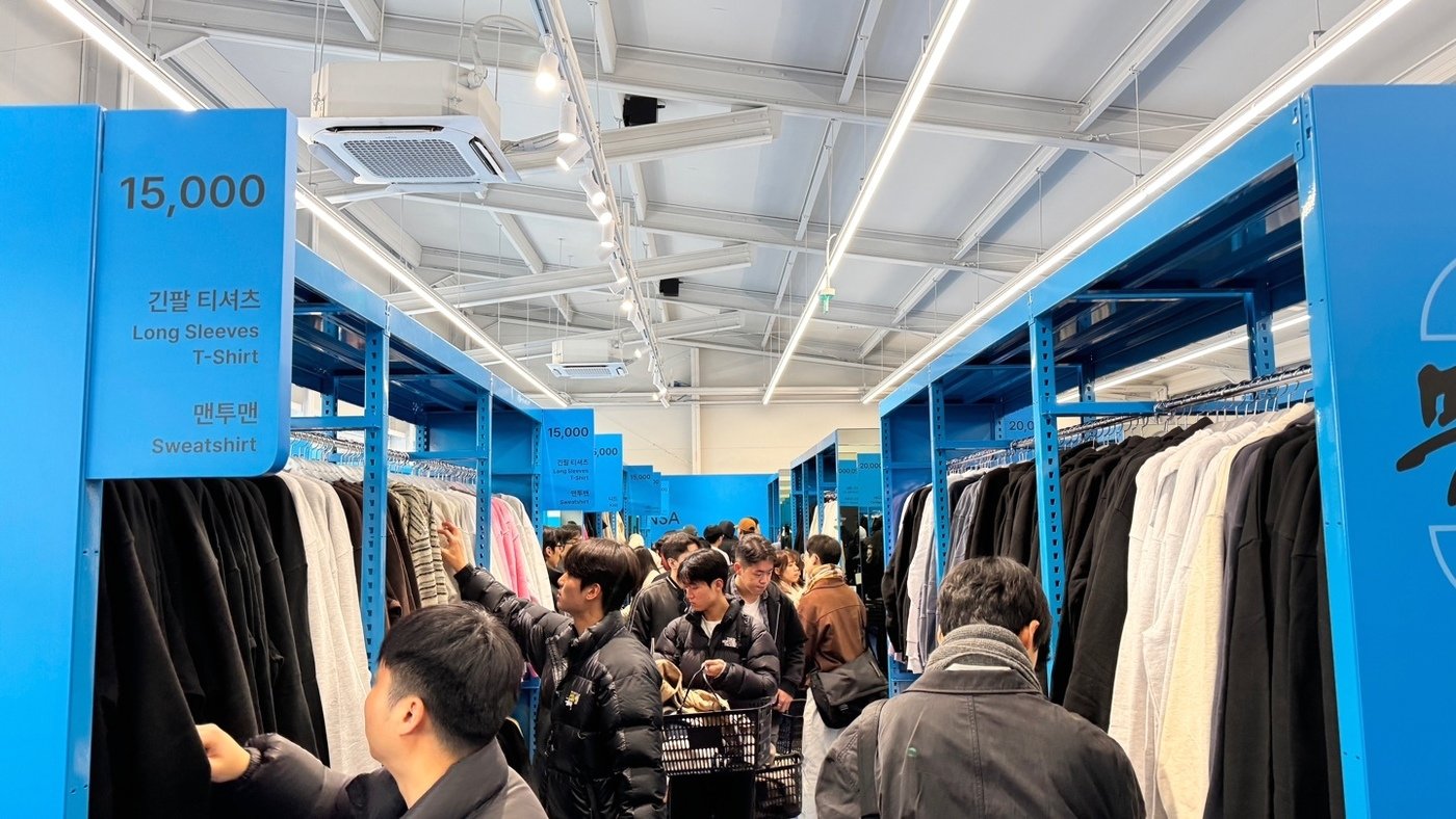 본문 이미지 - 22일 서울 성수동 무신사 스퀘어 성수 4건물에 '무진장 아울렛 팝업 IN 성수' 행사를 찾은 고객들.(무신사제공)