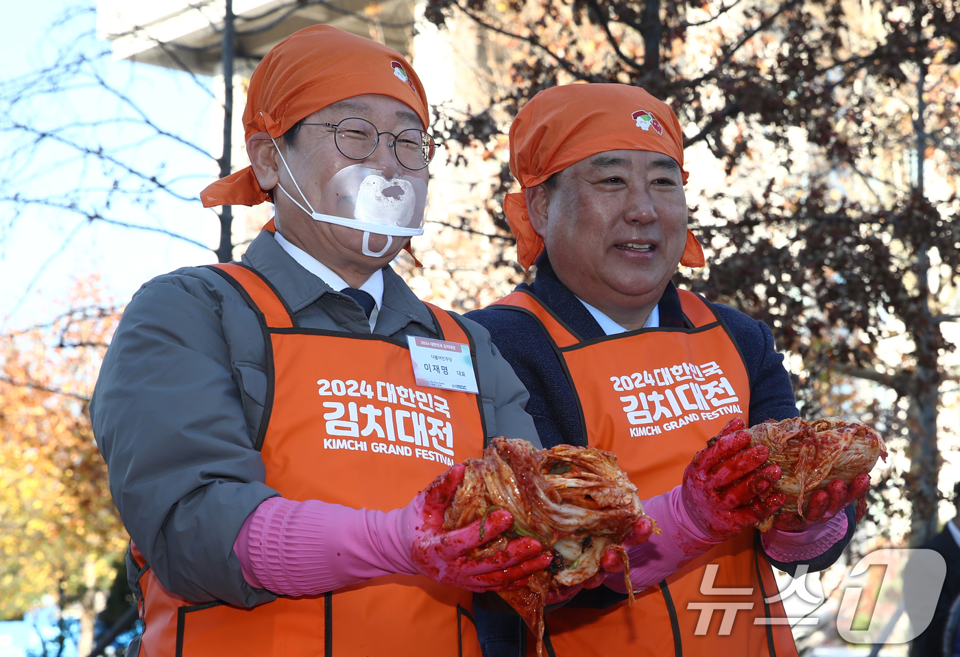 (서울=뉴스1) 이광호 기자 = 이재명 더불어민주당 대표와 어기구 국회 농림축산식품해양수산위원장이 22일 오후 서울 여의도 국회에서 열린 2024대한민국 김치대전에 참가해 김치를 …