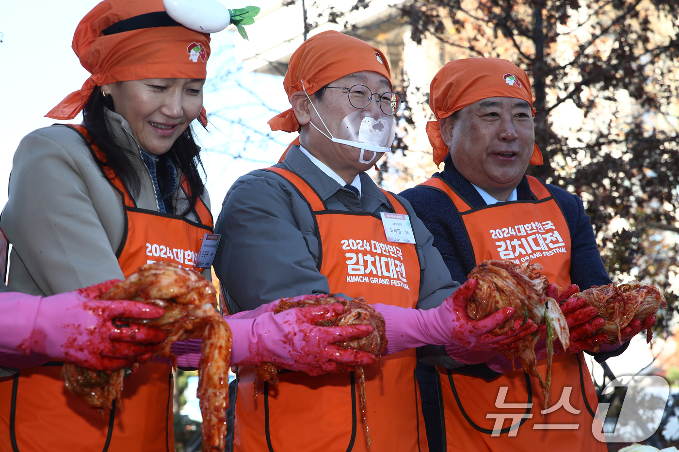 (서울=뉴스1) 이광호 기자 = 이재명 더불어민주당 대표와 어기구 국회 농림축산식품해양수산위원장이 22일 오후 서울 여의도 국회에서 열린 2024대한민국 김치대전에서 참가자와 김치 …