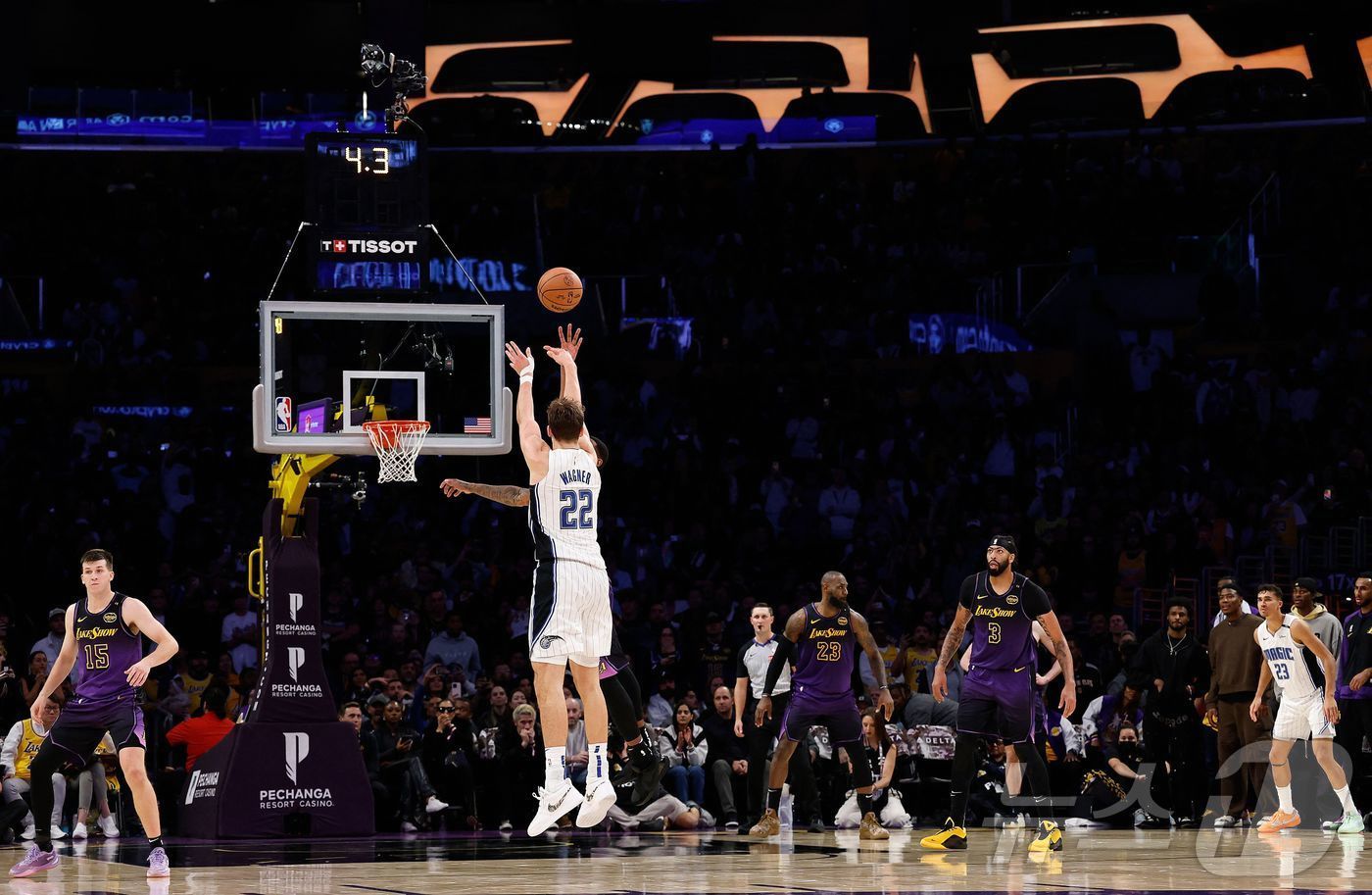 프란츠 바그너가 22일&#40;한국시간&#41; 열린 2024-25 NBA 정규리그 LA 레이커스와 원정 경기에서 역전 3점포를 터뜨려 올랜도 매직의 승리를 이끌었다. ⓒ AFP=뉴스1