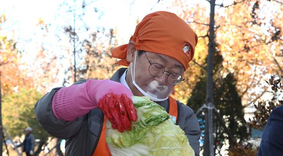 절인 배추 든 이재명 대표