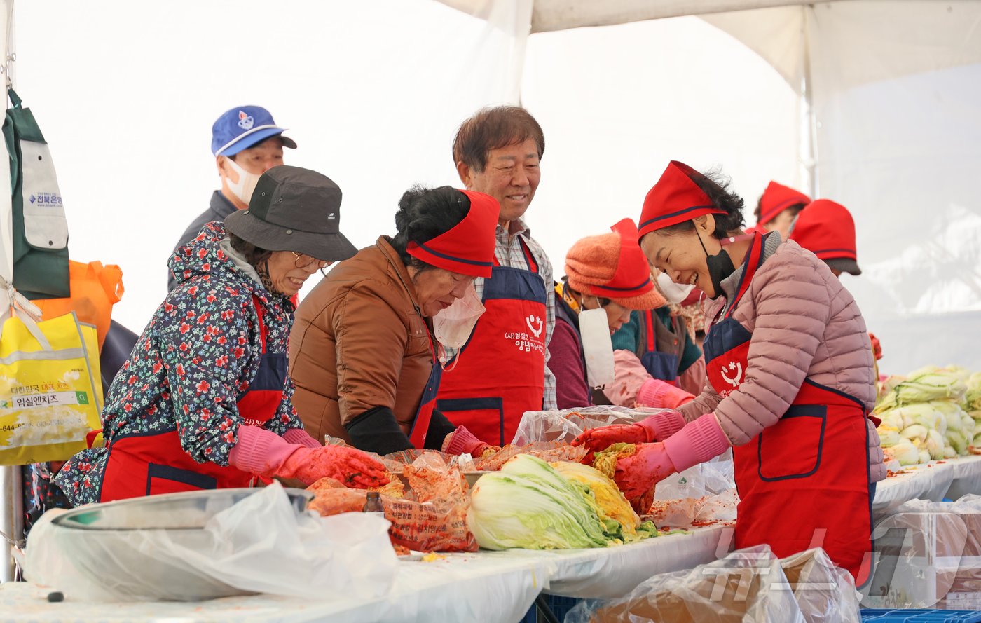 본문 이미지 - 22일 제9회 아삭아삭 김장 페스티벌이 전북자치도 임실군 성수면 치즈테마파크 주차장에서 열린 가운데 참가자들이 김치를 버무리며 즐거워하고 있다.(임실군제공)2024.11.22/뉴스1 