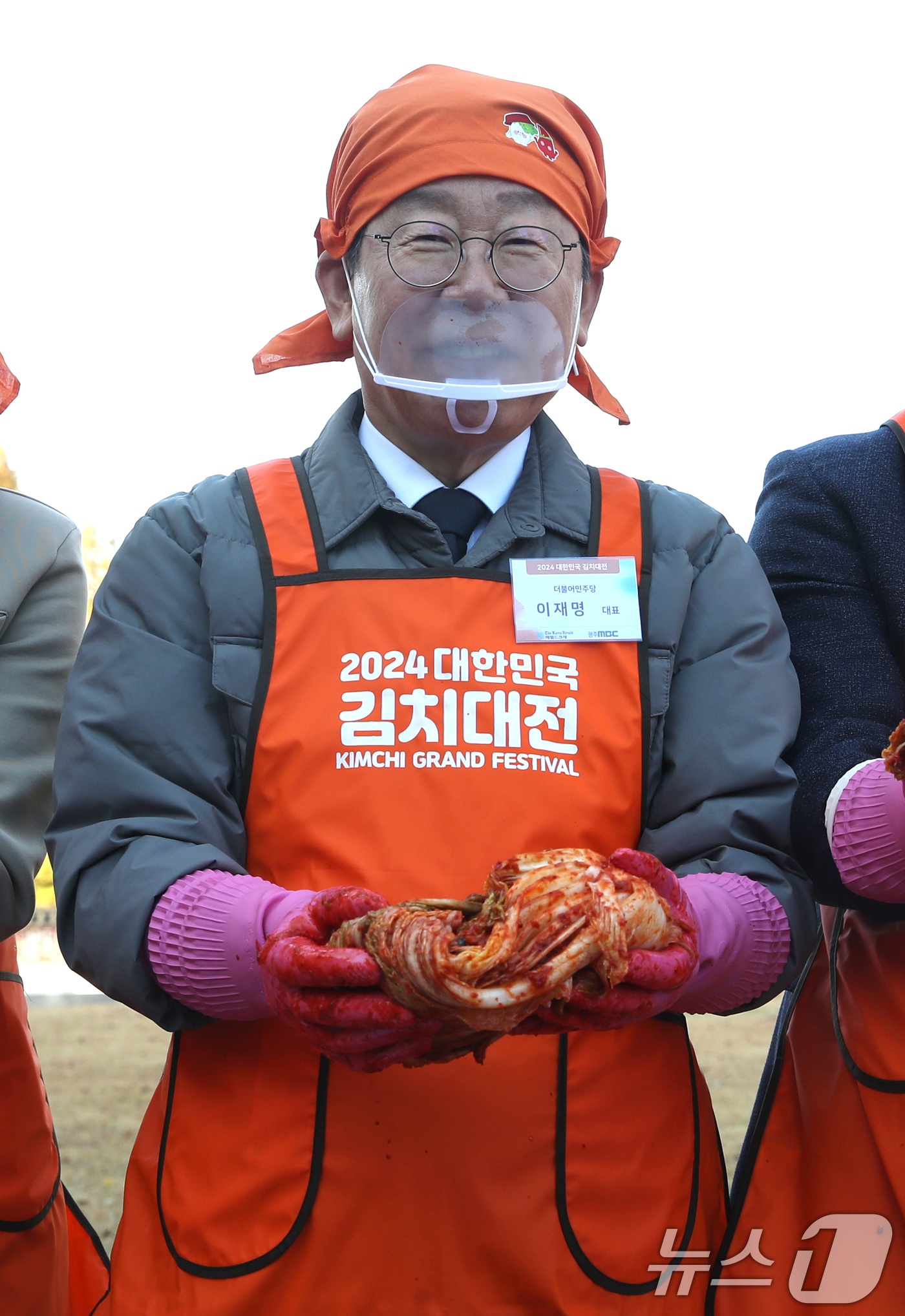 (서울=뉴스1) 이광호 기자 = 이재명 더불어민주당 대표가 22일 오후 서울 여의도 국회에서 열린 2024대한민국 김치대전에 참가해 김치를 들어보이고 있다. 2024.11.22/뉴 …