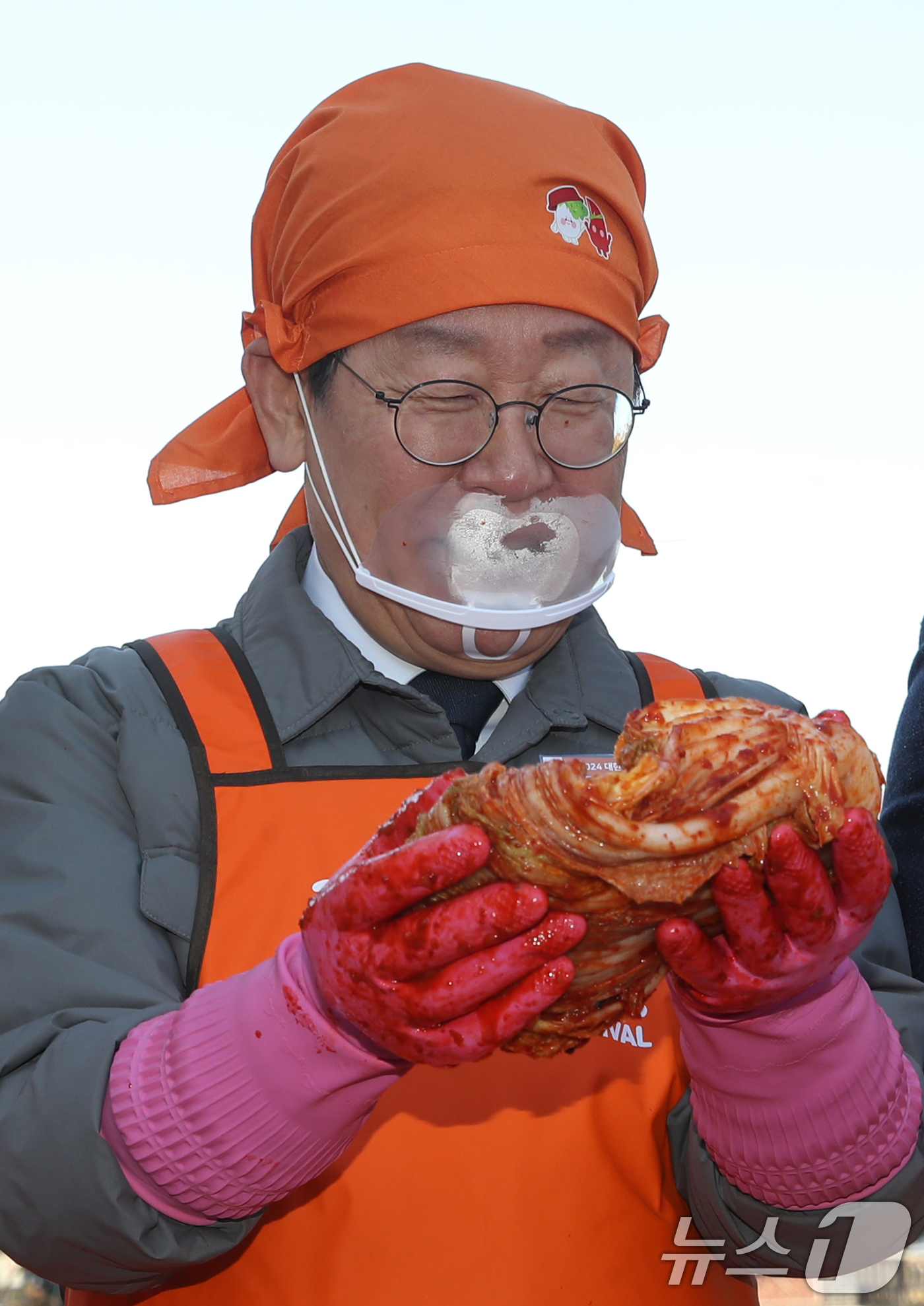 (서울=뉴스1) 이광호 기자 = 이재명 더불어민주당 대표가 22일 오후 서울 여의도 국회에서 열린 2024대한민국 김치대전에 참가해 김치를 들어보이고 있다. 2024.11.22/뉴 …