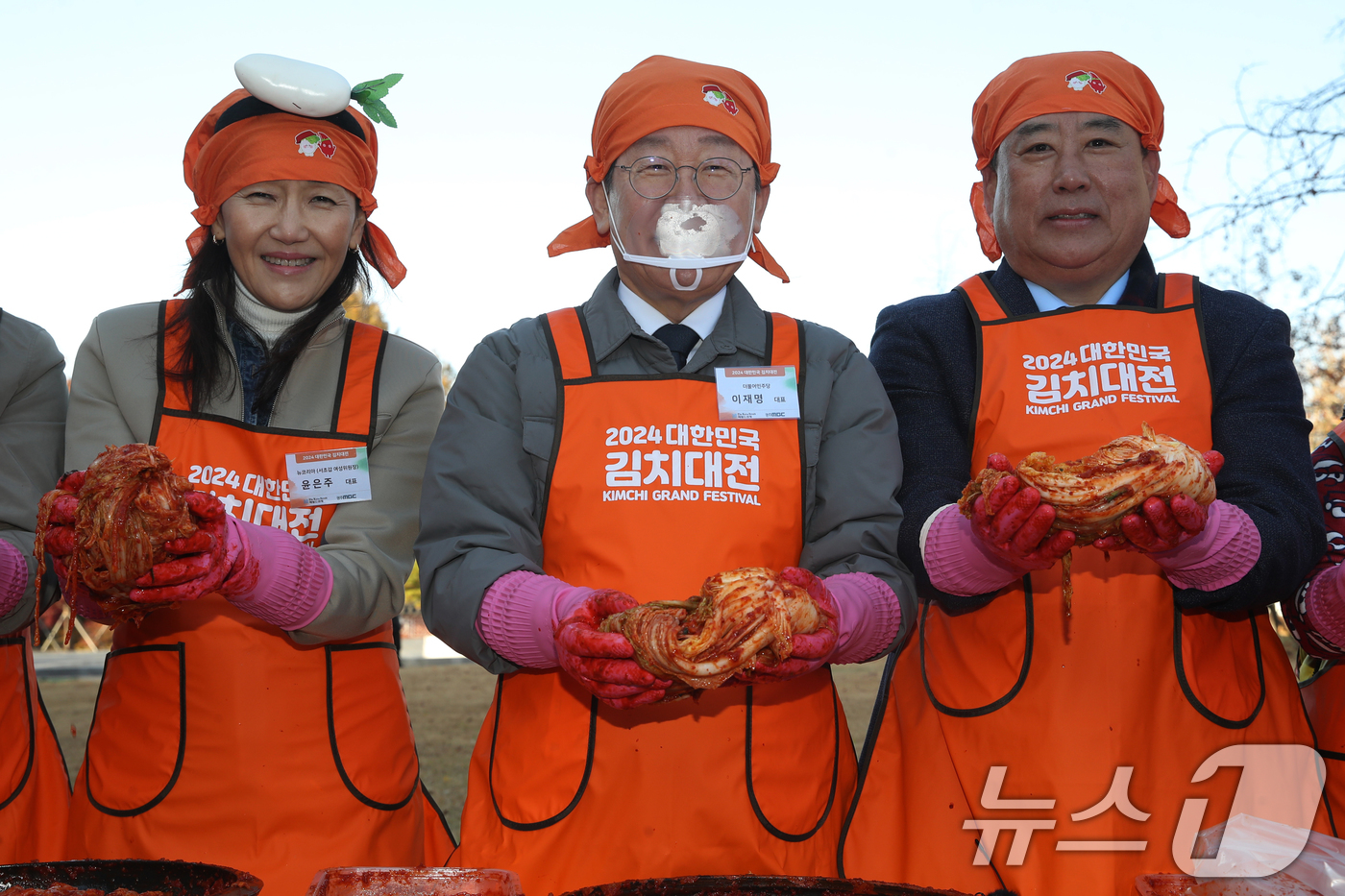 (서울=뉴스1) 이광호 기자 = 이재명 더불어민주당 대표가 22일 오후 서울 여의도 국회에서 열린 2024대한민국 김치대전에참가자들과 김치를 들어보이고 있다. 2024.11.22/ …