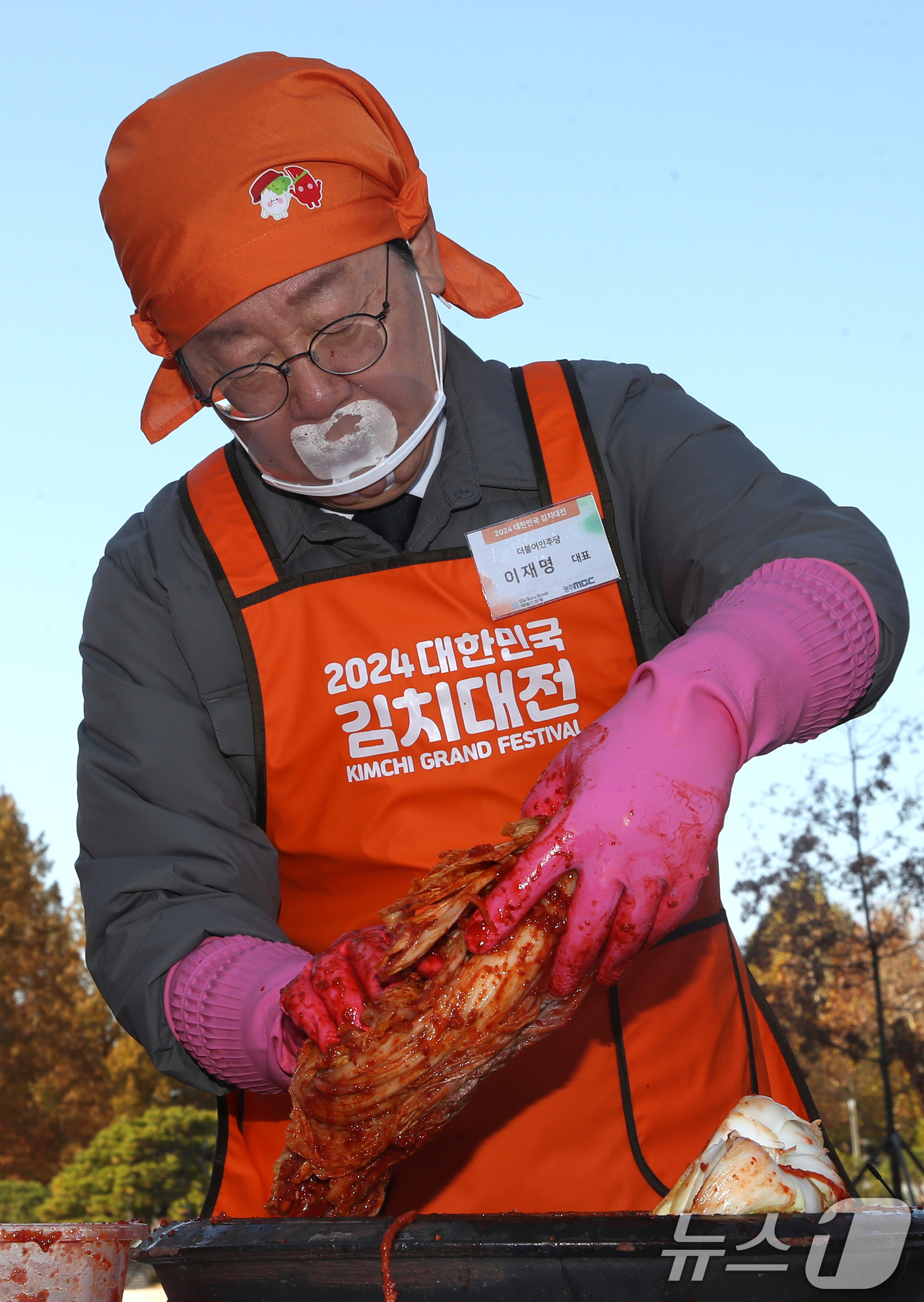 (서울=뉴스1) 이광호 기자 = 이재명 더불어민주당 대표가 22일 오후 서울 여의도 국회에서 열린 2024대한민국 김치대전에 참가해 김치를 담그고 있다. 2024.11.22/뉴스1 …