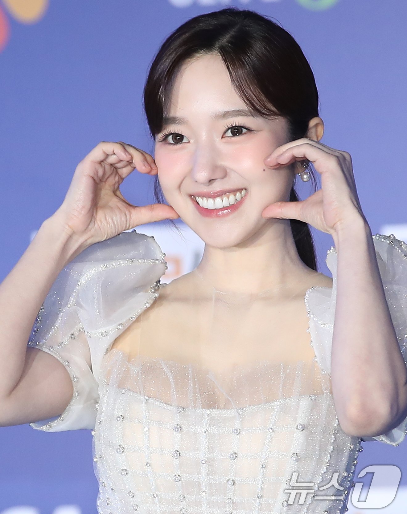 본문 이미지 - 아나운서 출신 방송인 이혜성이 22일 일본 오사카 쿄세라 돔에서 열린 '2024 마마 어워즈'(MAMA AWARDS) 레드카펫 행사에 참석해 볼 하트 포즈를 그리고 있다. ⓒ News1 권현진 기자