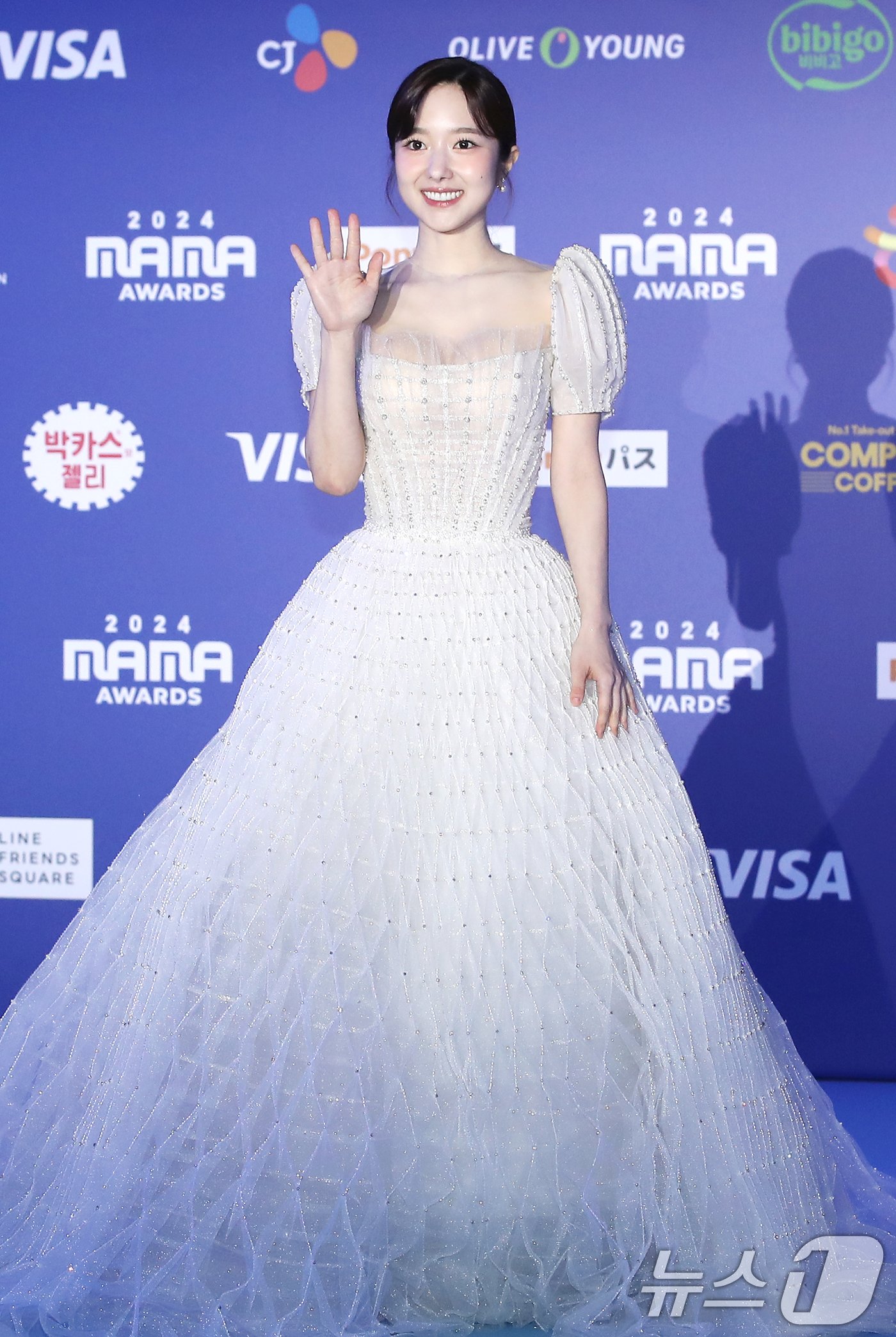 본문 이미지 - 아나운서 출신 방송인 이혜성이 22일 일본 오사카 쿄세라 돔에서 열린 '2024 마마 어워즈'(MAMA AWARDS) 레드카펫 행사에 참석해 손을 흔들고 있다. ⓒ News1 권현진 기자