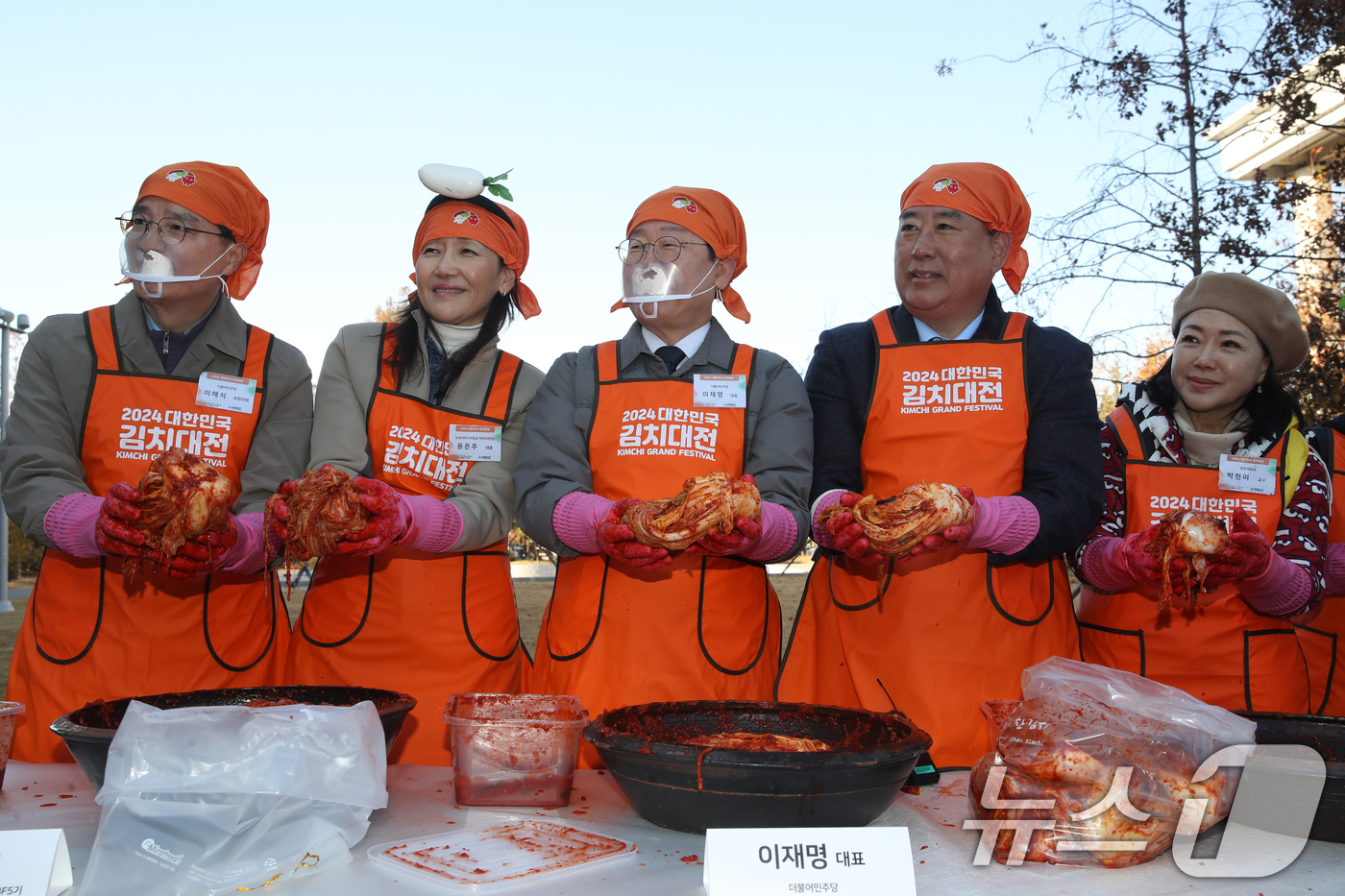 (서울=뉴스1) 이광호 기자 = 이재명 더불어민주당 대표와 어기구 국회 농림축산식품해양수산위원장이 22일 오후 서울 여의도 국회에서 열린 2024대한민국 김치대전에서 참가자들과 김 …