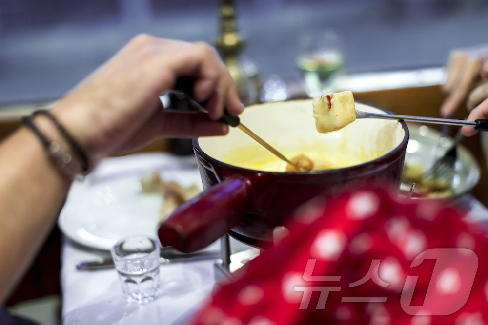 본문 이미지 - 따뜻한 퐁뒤(스위스관광청 제공)