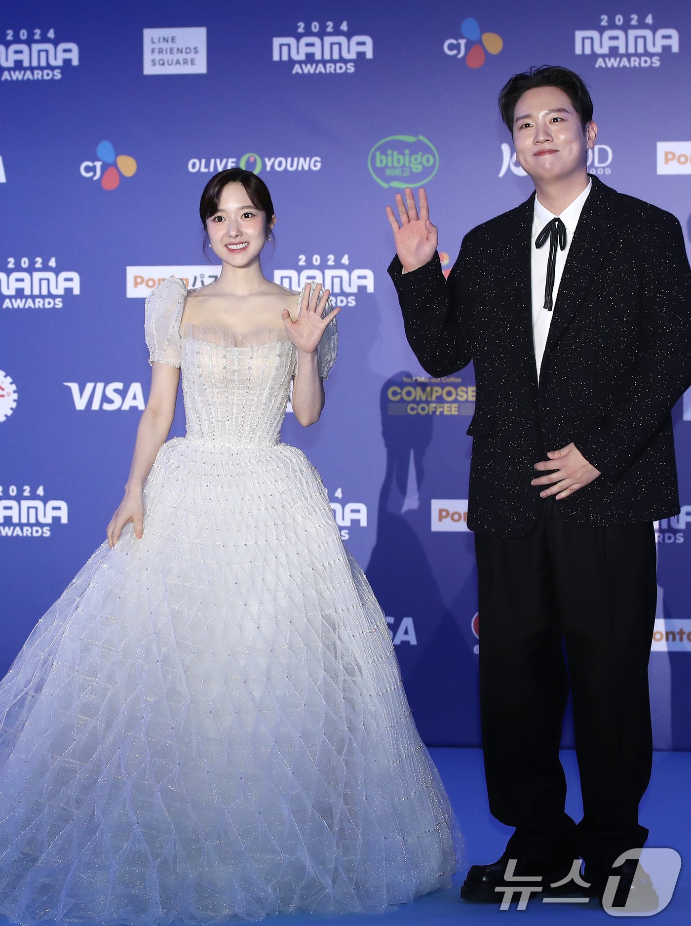 본문 이미지 - 사진 MC 이혜성과 한해(오른쪽)가 22일 일본 오사카 쿄세라 돔에서 열린 '2024 마마 어워즈'(MAMA AWARDS) 레드카펫 행사에 참석해 포즈를 취하고 있다. ⓒ News1 권현진 기자