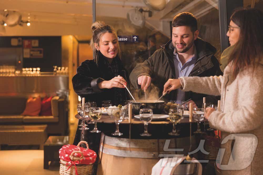 본문 이미지 - 퐁뒤 크루즈를 즐기는 스위스 사람들(스위스관광청 제공)