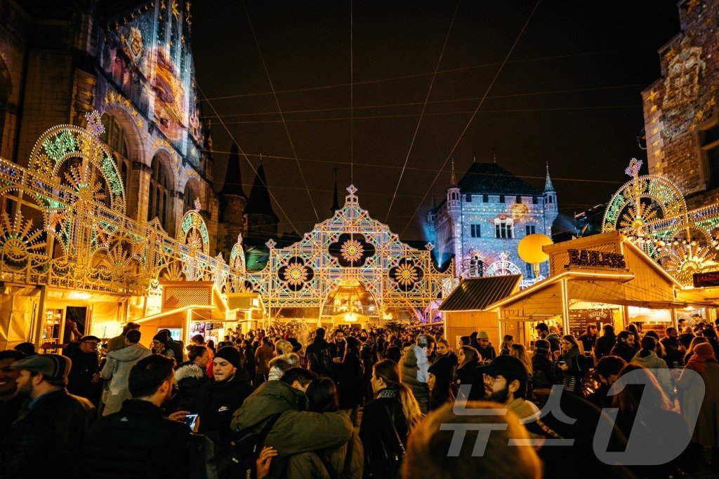 본문 이미지 - 겨울 왕국으로 변모한 스위스 국립 박물관 안뜰(스위스관광청 제공)