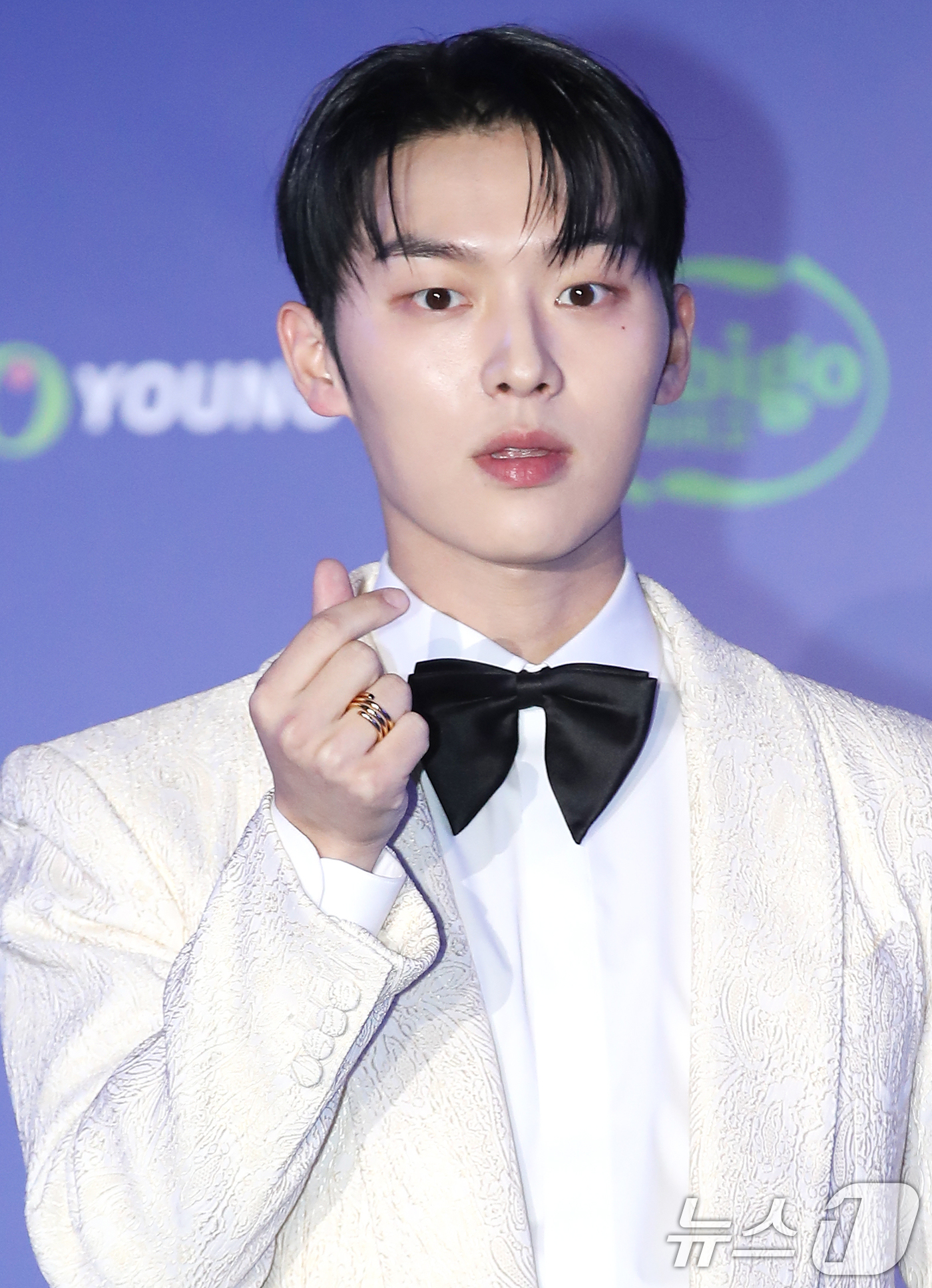 (오사카=뉴스1) 권현진 기자 = 배우 최현욱이 22일 일본 오사카 쿄세라 돔에서 열린 '2024 마마 어워즈'(MAMA AWARDS) 레드카펫 행사에 참석해 포즈를 취하고 있다. …