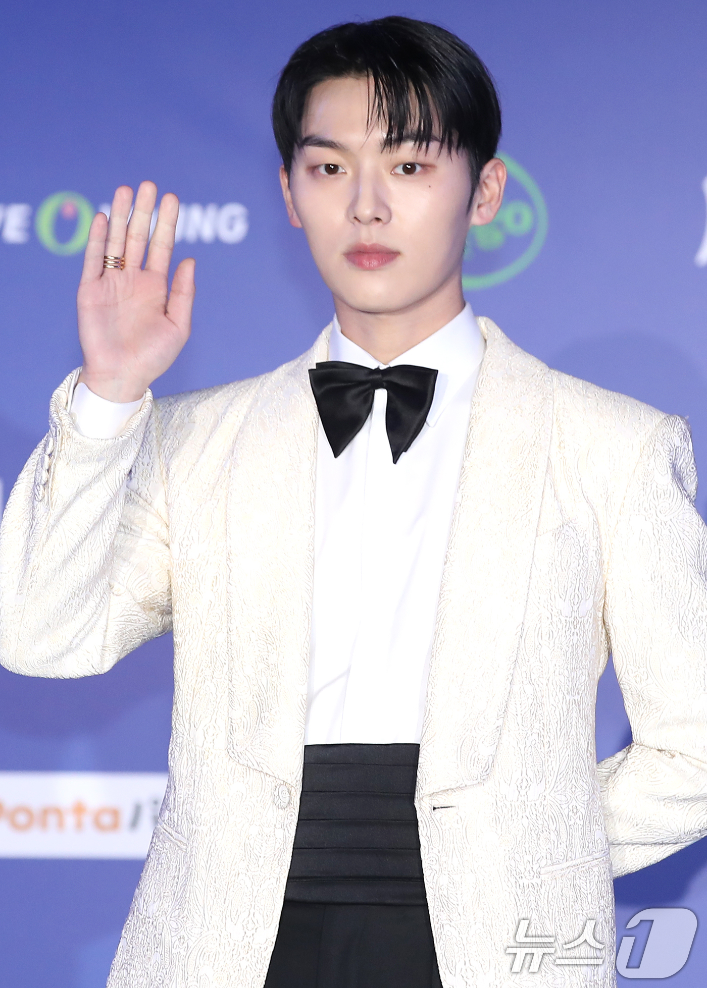 (오사카=뉴스1) 권현진 기자 = 배우 최현욱이 22일 일본 오사카 쿄세라 돔에서 열린 '2024 마마 어워즈'(MAMA AWARDS) 레드카펫 행사에 참석해 포즈를 취하고 있다. …