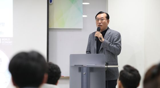 바이오헬스산업의 현황을 주제로 발표하는 정광희 차의과대학교 학장