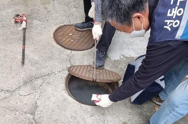 추운 겨울에도 모기 "앵앵"…성동구, 월동 모기 방제 작업