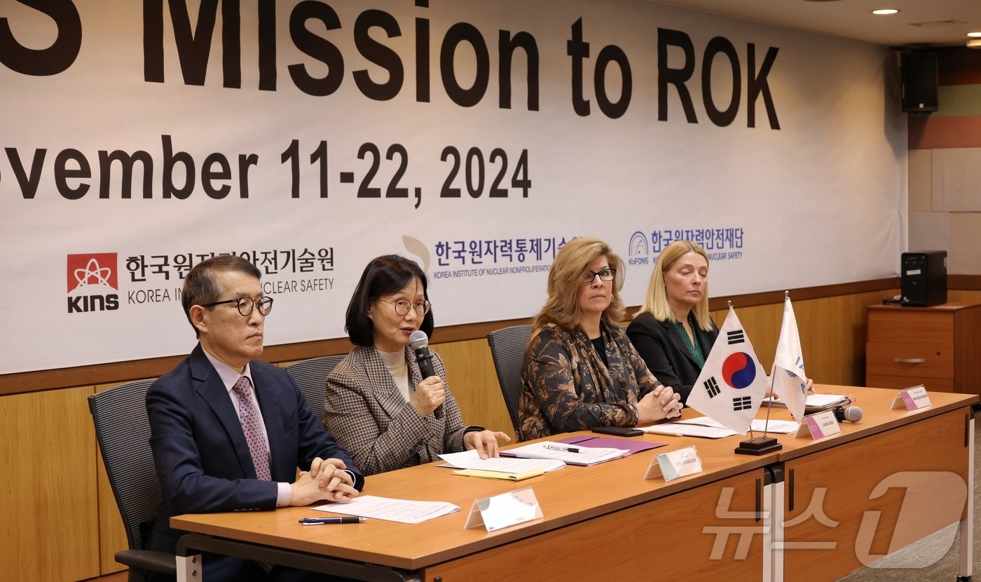 본문 이미지 - 손명선 원자력안전위원회 기획조정관이 22일 한국원자력안전기술원(KINS)에서 열린 통합규제검토서비스(IRRS) 기자회견에서 취재진 질문에 답하고 있다. (원자력안전위원회 제공) 2024.11.22/뉴스1