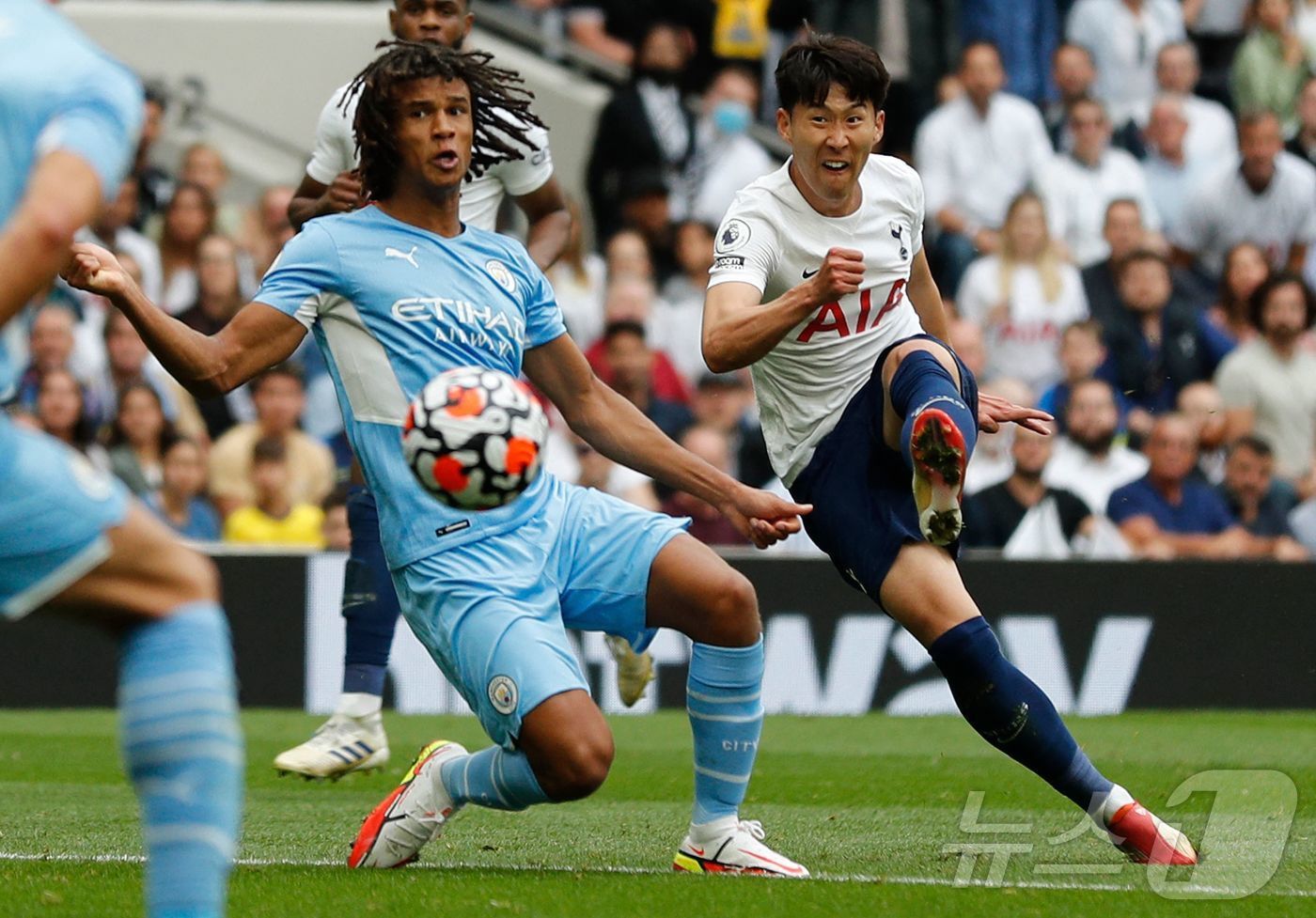 본문 이미지 - 맨시티를 상대로 골을 터뜨리는 손흥민ⓒ AFP=뉴스1