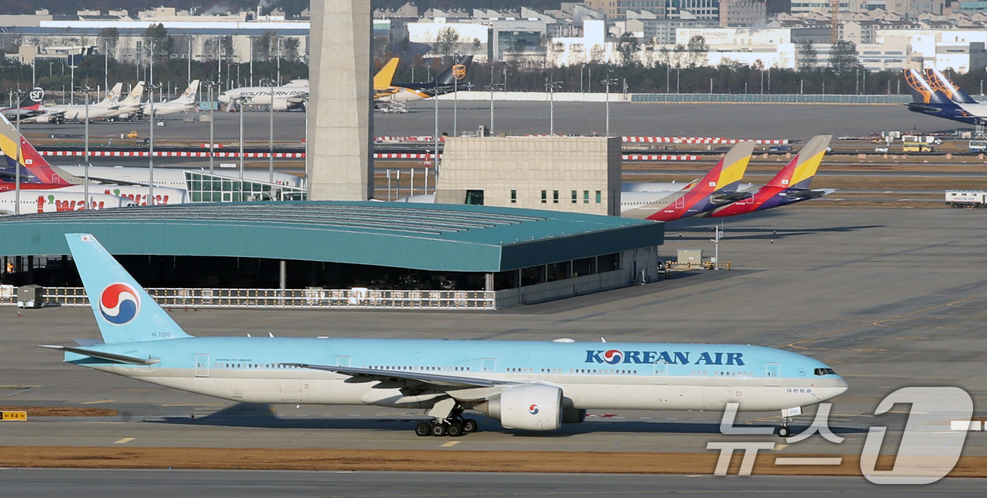 (인천공항=뉴스1) 이승배 기자 = 대한항공과 아시아나항공 합병을 심사중인 유럽연합 집행위원회(EC)가 여객 노선 이관 요건이 충족됐다고 결론을 내리며 아시아나 화물사업 매각 요건 …