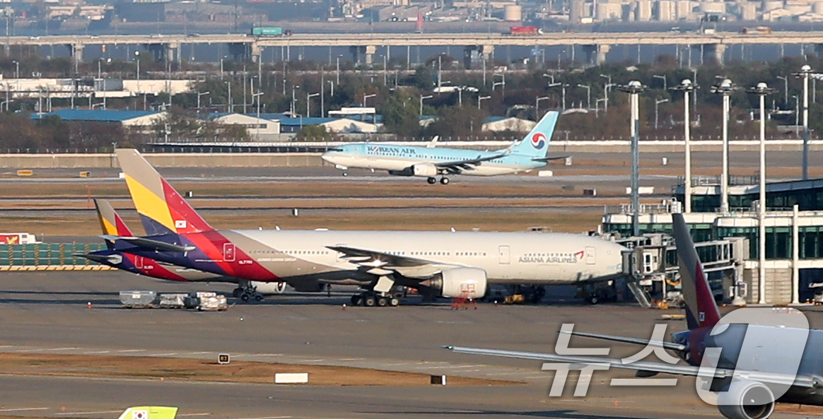 (인천공항=뉴스1) 이승배 기자 = 대한항공과 아시아나항공 합병을 심사중인 유럽연합 집행위원회(EC)가 여객 노선 이관 요건이 충족됐다고 결론을 내리며 아시아나 화물사업 매각 요건 …